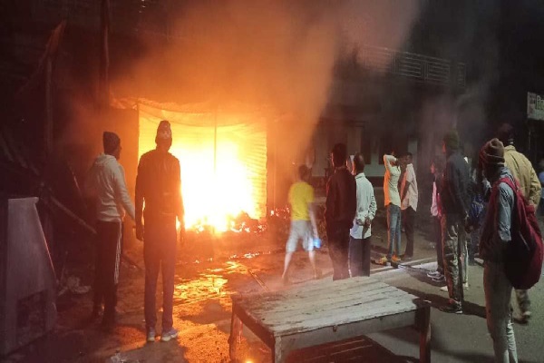 गिरिडीह में फुटपाथी दुकानों में लगी आ’ग, तीन दुकानें ज’लकर राख दुकानों