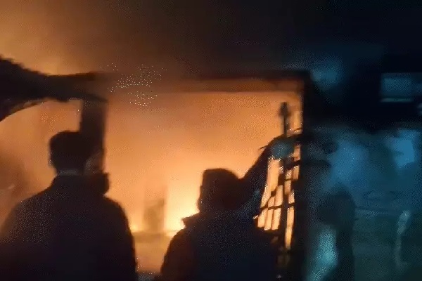पाकुड़ में सब्जी मार्केट में लगी आ’ग, लाखों का सामान जलकर राख सब्जी मार्केट