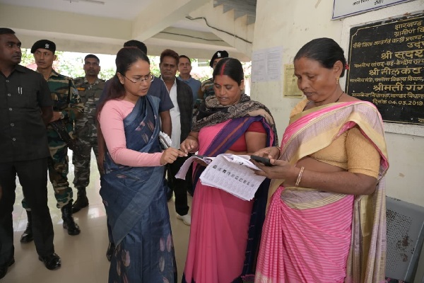 कृषि मंत्री शिल्पी नेहा तिर्की पहुंचीं चान्हो अंचल कार्यालय, गायब बीडीओ-सीओ को कारण बताओ नोटिस कृषि मंत्री शिल्पी