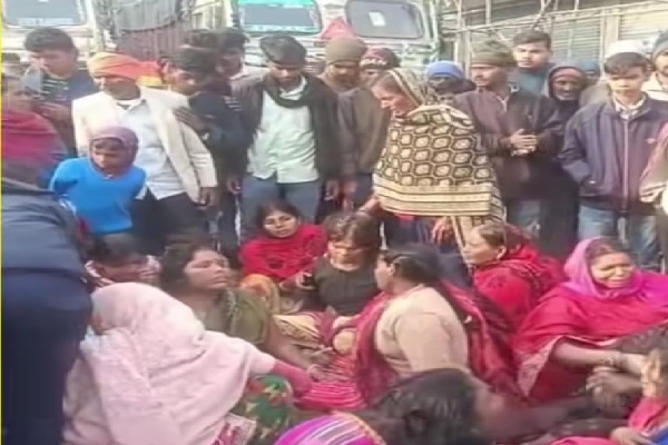 डंपर की चपेट में आए दो युवक, ग्रामीणों ने किया रंका-रमकंडा सड़क जाम रंका-रमकंडा