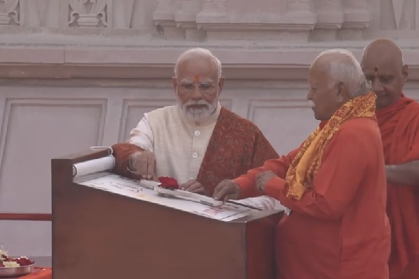 राम मंदिर शिखर पर पीएम मोदी ने किया धर्म ध्वजारोहण ध्वजारोहण