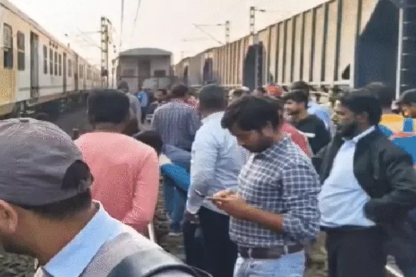 दुमका रेलवे स्टेशन पर टला बड़ा हादसा, दो बोगी उतरी पटरी से रेलवे
