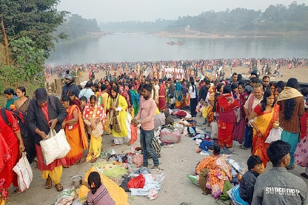 जमशेदपुर में कार्तिक पूर्णिमा पर स्वर्णरेखा और खरखाई नदियों पर श्रद्धालुओं का सैलाब कार्तिक पूर्णिमा