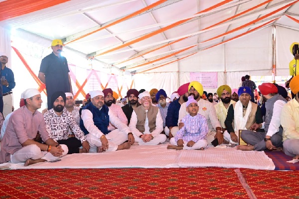 राज्यपाल संतोष गंगवार ने प्रकाशोत्सव पर गुरु नानक स्कूल में टेका मत्था राज्यपाल