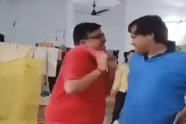 रांची जेल में कैदियों का डांस वीडियो वायरल, दो अधिकारी निलंबित दो कैदियों