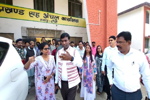 रांची डीसी का तमाड़ में औचक निरीक्षण, बिचौलियों पर कसा शिकंजा