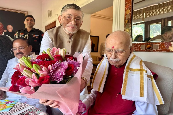 राज्यपाल संतोष गंगवार ने भाजपा के दिग्गज नेता आडवानी से की मुलाकात, दिया न्यौता राज्यपाल