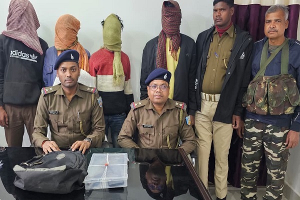 लूट की योजना बनाते चार चढ़े पुलिस के हत्थे, देशी कट्टा, बाइक और स्कूटी बरामद पुलिस