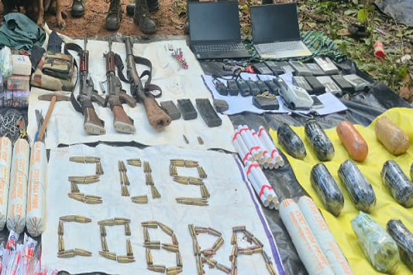 सारंडा में पुलिस की बड़ी सफलता, भारी मात्रा में हथियार, गोला-बारूद और विस्फोटक बरामद हथियार