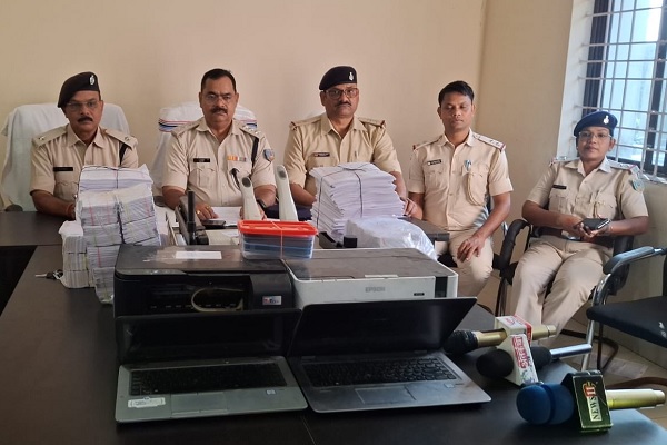 अवैध लॉटरी गिरोह के पांच धंधेबाज गिरफ्तार, लाखों के टिकट और लैपटॉप बरामद लॉटरी