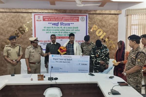 लातेहार में JJMP के सब-जोनल कमांडर और एरिया कमांडर ने किया आत्मसमर्पण लातेहार