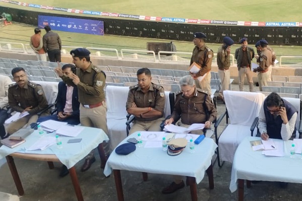 चप्पे-चप्पे पर रांची पुलिस का सख्त पहरा, आईजी व एसएसपी ने की स्टेडियम में ब्रीफिंग पुलिस