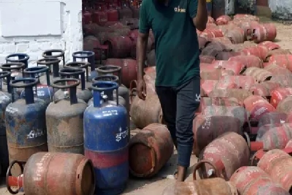 सस्ता हुआ LPG गैस, प्रति सिलेंडर 5 रुपए घट गए दाम कमर्शियल