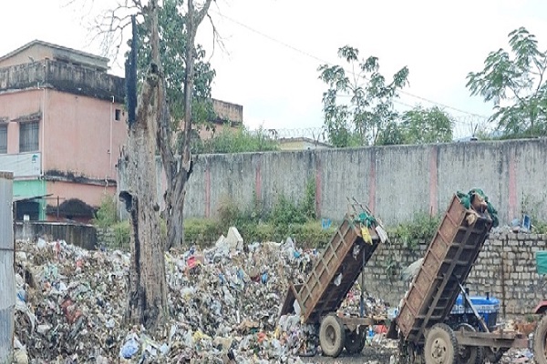 बीच मोहल्ले में कचरे से ग्रामीणों में आक्रोश, 15 दिन में हटाने का अल्टीमेटम कचरा