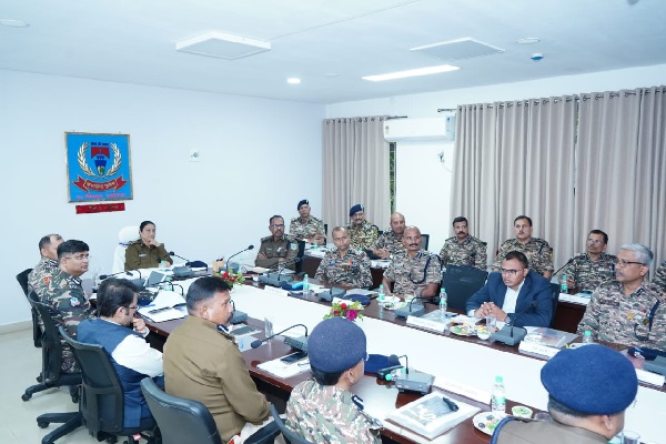 चाईबासा में नक्सलियों के खिलाफ शुरू होगा बड़ा अभियान, प्रभारी डीजीपी तदाशा मिश्रा कर रही हाई लेवल मीटिंग चाईबासा