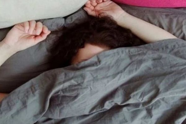 ठंडी रातों में कंबल से मुंह ढककर सोना देता है आराम, लेकिन सेहत पर पड़ सकता है असर कंबल