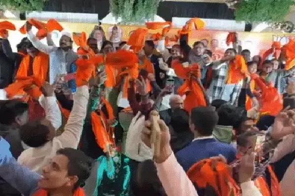 मंत्री रामकृपाल यादव ने पवन सिंह के गाने पर किया डांस, वायरल हुआ वीडियो