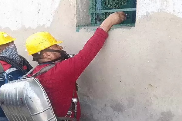 12 दिन बाद भी नहीं थमा गैस रिसाव, धीमे काम से भड़के ग्रामीण