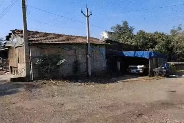 चेक पोस्ट जाने वाली सड़क पर जोखिम ही जोखिम, अतिक्रमण पर प्रशासन सख्त