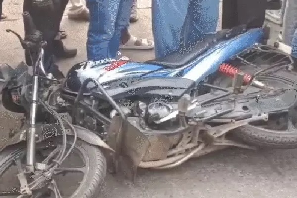 अवैध बालू ट्रैक्टर ने बाइक सवार को कुचला, पिता की मौ’त
