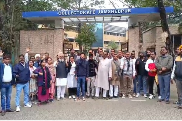 सड़क चौड़ीकरण : घरों के तोड़े जाने पर जदयू ने किया विरोध प्रदर्शन