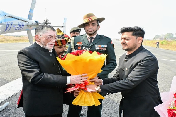 दीक्षांत समारोह के लिए धनबाद पहुंचे राज्यपाल, प्रशासन ने दिया गार्ड ऑफ ऑनर राज्यपाल