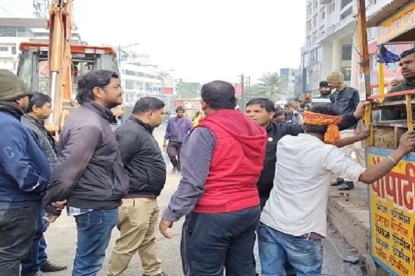 धनबाद में बिग बाजार के पास हटाया गया अतिक्रमण, यातायात हुआ सुगम धनबाद