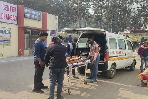गलत दिशा से आ रहे ट्रक से टकराई पिकअप वैन, तीन घायल पिकअप