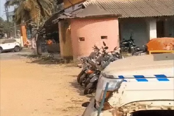 पाकुड़ पुलिस की बड़ी कार्रवाई: टोटो से 100 लीटर देसी शराब जब्त, तस्कर गिरफ्तार