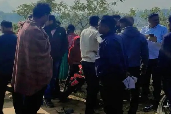 दो बाइक की टक्कर में चार जख्मी, गुस्साए लोगों ने की यह मांग