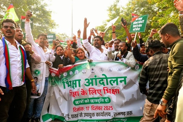 छात्रवृत्ति की मांग काे लेकर आजसू ने निकाला जनाक्रोश मार्च आजसू