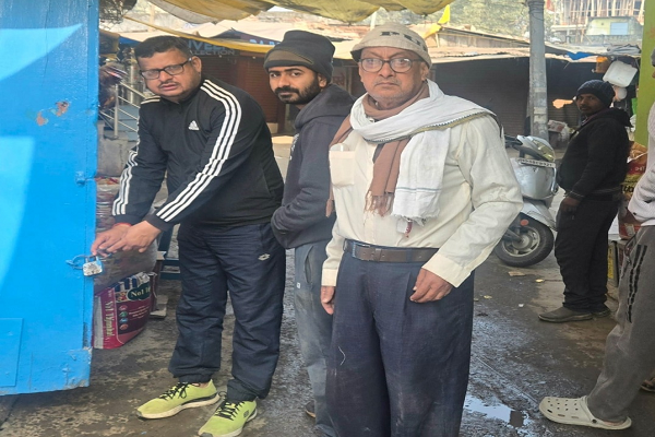 ताला काटकर राशन दुकान में सेंधमारी, नकद व सामान ले उड़े चोर राशन