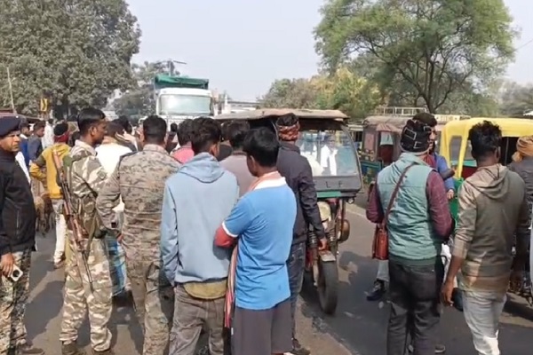 चालकों ने जाम किया पाकुड़-हिरणपुर रोड, प्रवेश शुल्क बढ़ाए जाने का विरोध चालकों