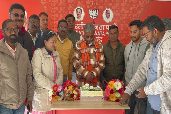 बाबूलाल मरांडी ने समर्थकों के साथ काटा केक, जन्मदिन पर उमड़ी भीड़ बाबूलाल