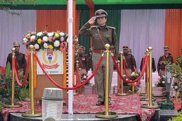 डीजीपी तदाशा मिश्रा ने फहराया तिरंगा, झारखंड पुलिस की गिनाई उपलब्धियां डीजीपी