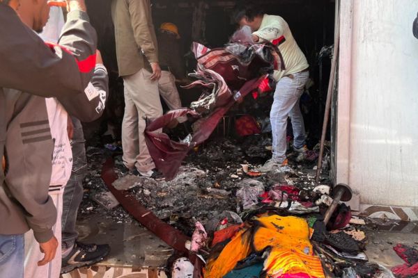 शॉर्ट सर्किट से बनारसी पैलेस में भीषण आ’ग, लाखों की साड़ियां जलीं पैलेस