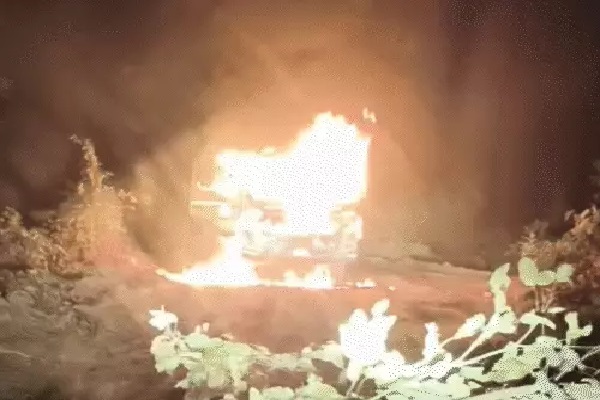 चतरा में उग्रवादियों ने फूंका वोल्वो हाइवा, पर्चा छोड़ दी धमकी उग्रवादियों