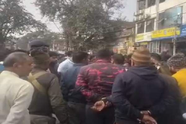 रामगढ़ में टेंपो पलटने से छात्रा की मौ’त, परिजनों ने किया सड़क जाम टेंपो