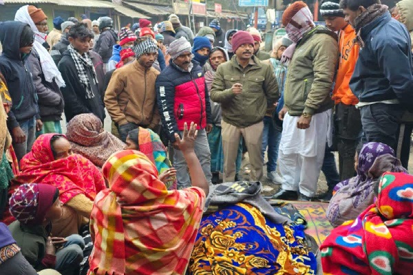 दुमका में ई-रिक्शा चालक की ह’त्या के विरोध में सड़क जाम, एनएच-114A पर यातायात बाधित दुमका