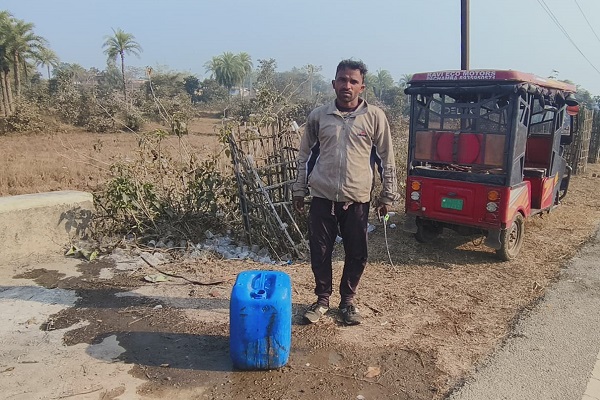 ताड़ी बेचकर पांच बच्चों का पेट पालने वाले पर पुलिस का एक्शन… जानें क्या ताड़ी