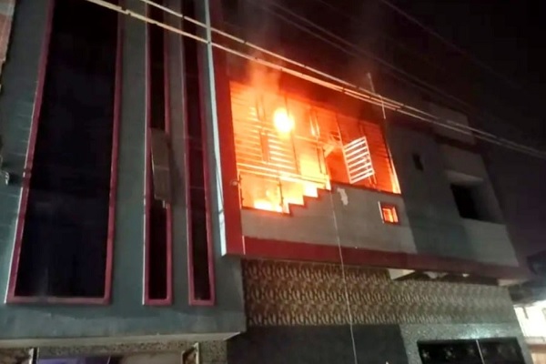 घर में लगी भयंकर आग, महिला गंभीर रूप से झुलसी आग