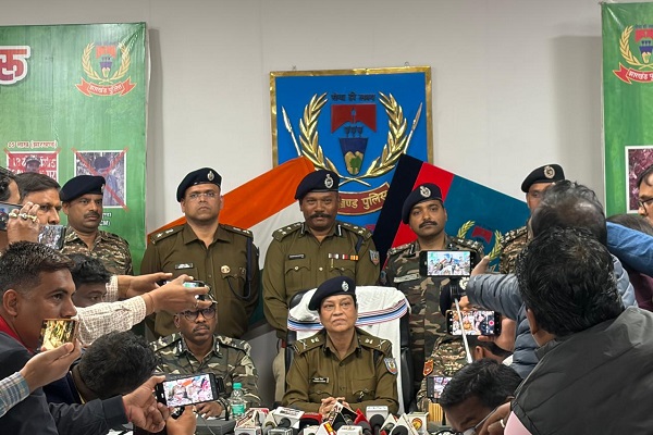 दो दिन की भीषण मुठभेड़ में 17 नक्सलियों का अंत, बचे-खुचे को डीजीपी ने दी चेतावनी