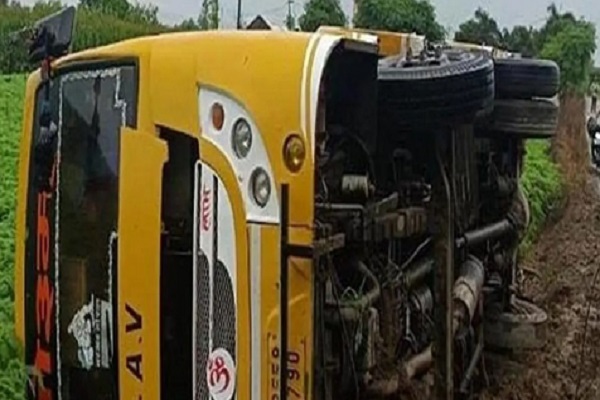 भोरे-भोर हादसे का शिकार हुई बच्चों से भरी स्कूल बस, बड़ी अनहोनी टली डीएवी