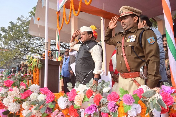स्वास्थ्य मंत्री डॉ. इरफान अंसारी ने जामताड़ा में फहराया तिरंगा, सेवा व समरसता का दिया संदेश इरफान