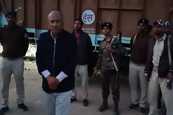 मनोज मंडल की मिनी शराब फैक्ट्री पर छापा, लाखों का सामान जब्त जामताड़ा
