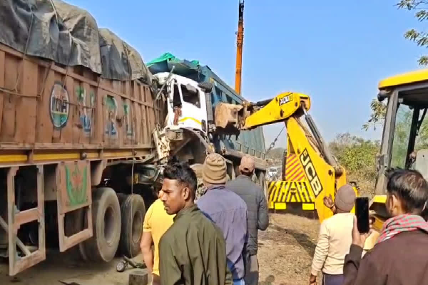 रांची में भीषण सड़क हादसा: खड़े ट्रेलर से टकराई हाइवा, चालक की मौ’त सड़क