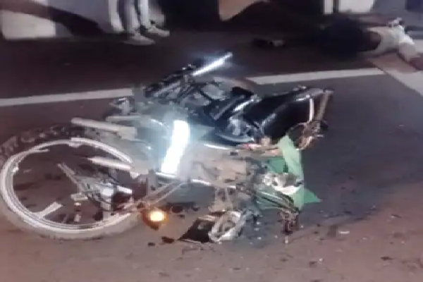 ट्रेलर-बाइक की टक्कर में दो युवकों की मौ’त, एक गंभीर रूप से घायल बाइक