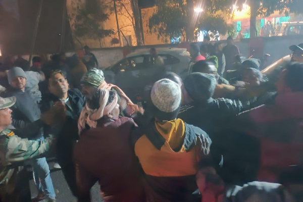 बोकारो में हाइवा किराया विवाद से बवाल, थाना परिसर में पिस्तौल लहराने का आरोप विवाद