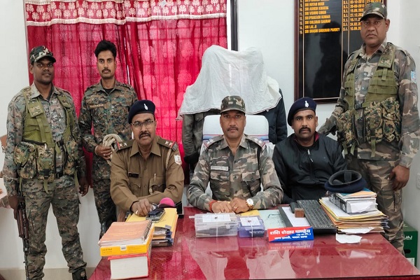 पलामू में अपराध पर शिकंजा, देशी कट्टा और जिंदा गोली के साथ दो बदमाश गिरफ्तार पुलिस