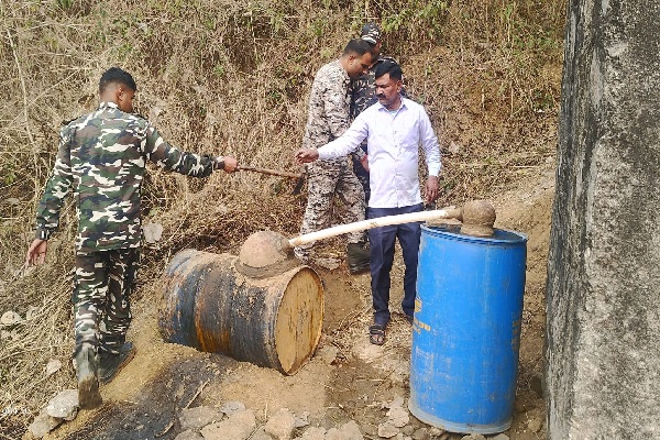 अवैध शराब कारोबार पर एसडीएम का शिकंजा, छापेमारी से माफियाओं में हड़कंप एसडीएम